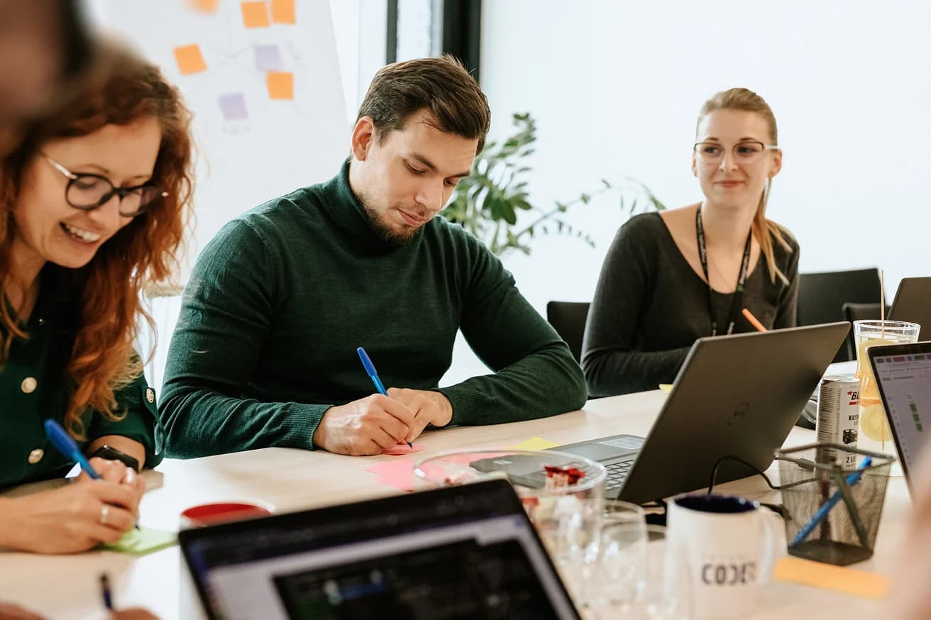 Zespół Pragmatic Coders podczas warsztatu przy wspólnym stole